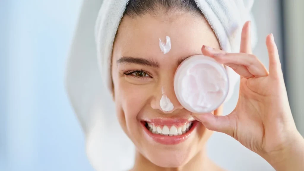 ماسک آبرسانی و شفاف کننده برای مراقبت از پوست در هوای سرد ماسک آبرسانی و شفاف کننده برای مراقبت از پوست در هوای سرد